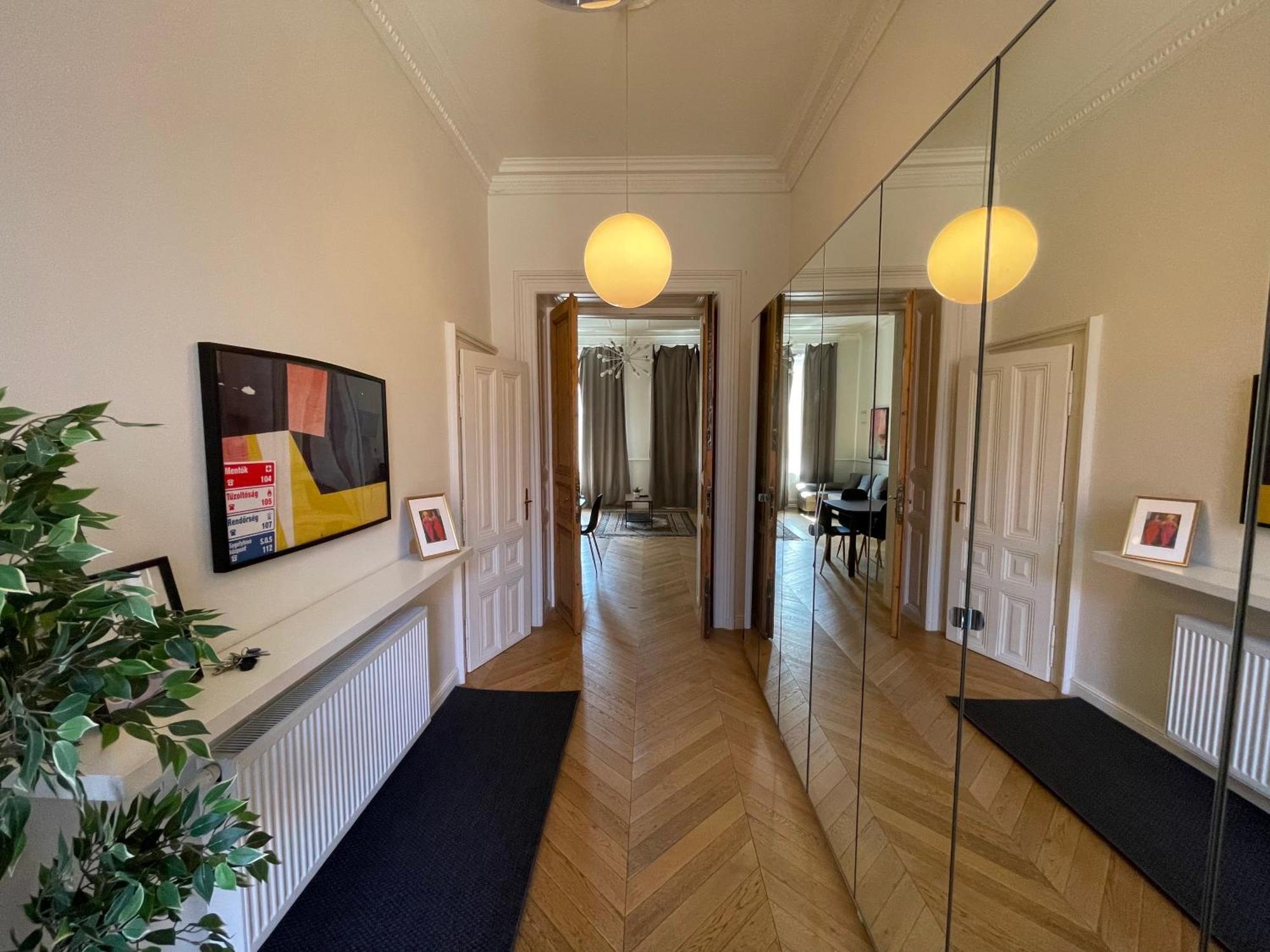City Center 3, Elegant And Cozy 2Br In City Center! — Photos 1